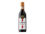 O sticlă de vin roșu Novio, un cupaj de Cabernet Sauvignon, Fetească Neagră și Merlot.