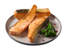 Salmão frito com pele crocante e brócolos num prato cinzento.