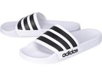 Un paio di sandali Adidas bianchi con tre strisce nere.