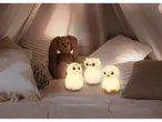 Ansmann wiederaufladbare Silikon-Nachtlichter (Hamster, Eule, Pinguin) und Kuscheltier in einem Zelt.