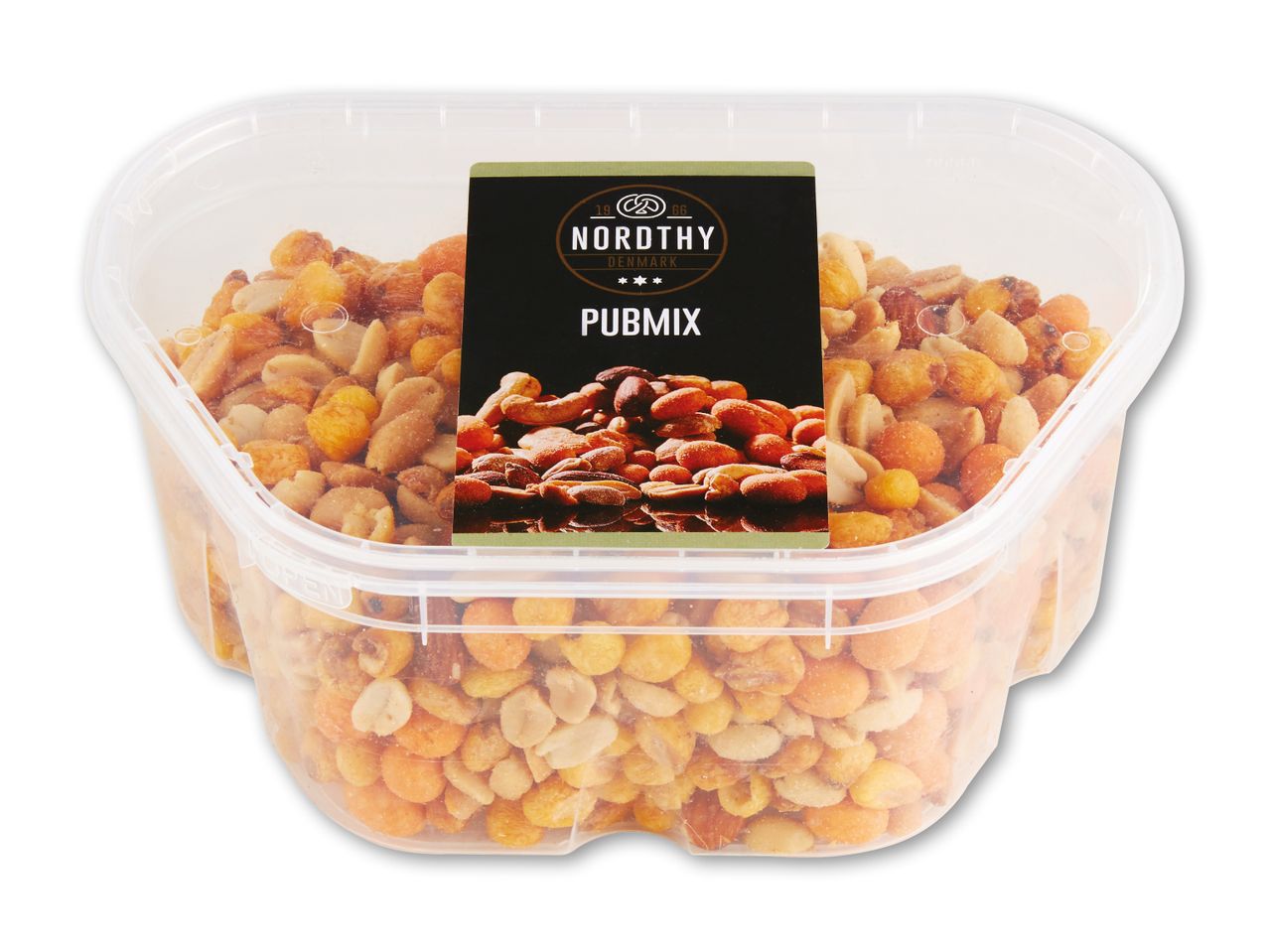 En klar plastbeholder fyldt med en pubmix af nødder og snacks, med en sort etiket.