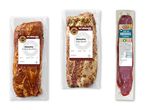 Tre forskellige typer af kødprodukter i vakuumpakker.