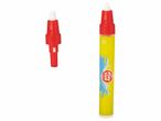 Un stylo à eau jaune et rouge avec un capuchon séparé.