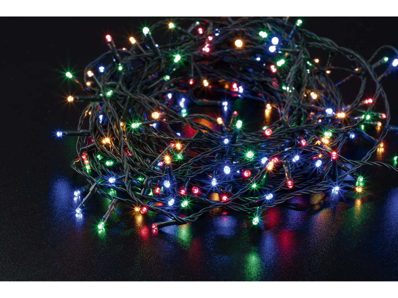 Livarno Home jõulupuutuled, sassis ja helendavad erinevates värvides tumedal pinnal.