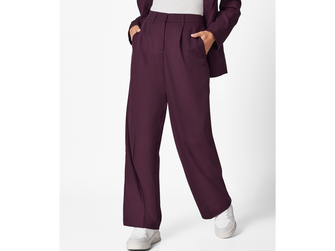 esmara majica dugih rukava i bordo hlače s tenisicama.