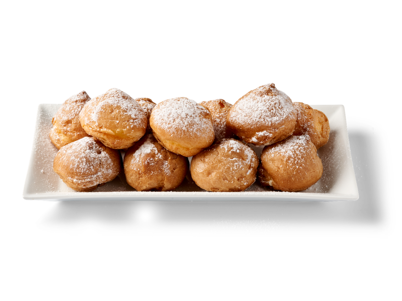 Een wit rechthoekig bord met een stapel gebakjes, bestoven met poedersuiker.