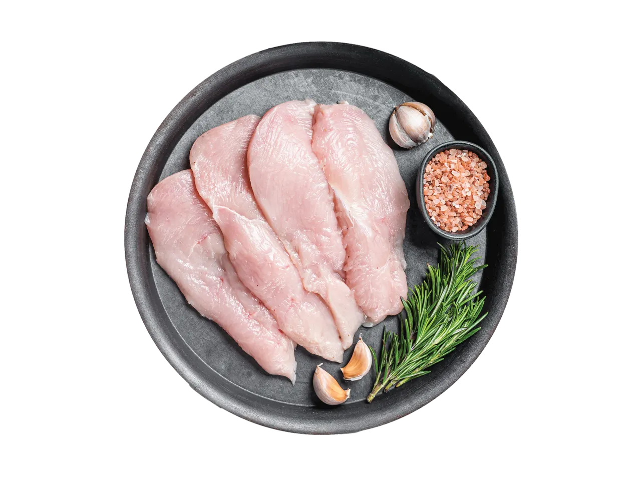 Šviežia vištienos filė su rozmarinu, česnaku ir druska ant juodos lėkštės.