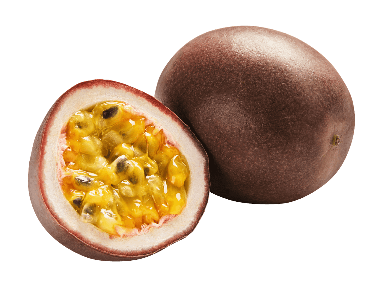 Eine ganze und eine halbierte Passionsfrucht mit sichtbarem Fruchtfleisch und Kernen.