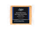Verpakte Schotse gerijpte gekleurde cheddar kaas, 9 maanden gerijpt, met het label 'Deluxe'.