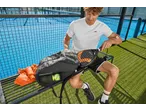 Homem com saco desportivo/mochila CRIVIT e raquete de padel num campo.