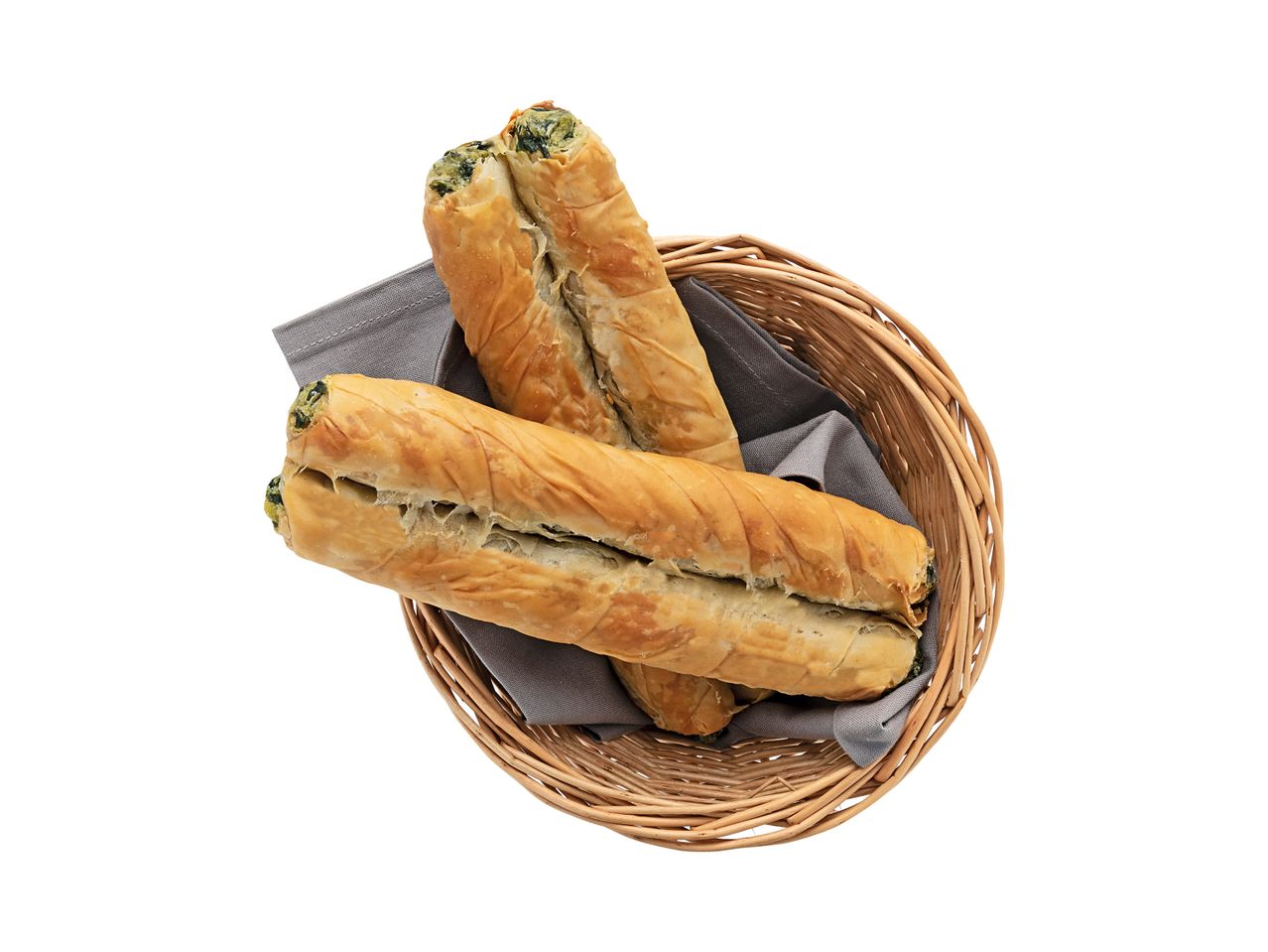 Δύο στρογγυλά ψωμάκια με σπανάκι σε ψάθινο καλάθι με γκρι ύφασμα.