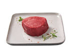 Filete de carne crua com ervas e especiarias num prato cinzento.