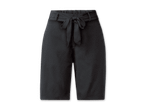 Schwarze Hose mit Gürtel.