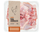 Frango inteiro cru para churrasco numa bandeja transparente com rótulo castanho.