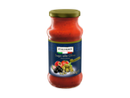 Bouteille de sauce tomate aux olives, avec des tomates, de l'ail et des câpres sur l'étiquette.