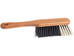 Ξύλινη βούρτσα καθαρισμού με σκούρες και ανοιχτόχρωμες τρίχες.