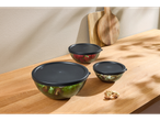 Três tigelas SILVERCREST® com tampas, cheias de salada, morangos e nozes.