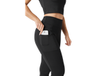 Ragazza che indossa pantaloni sportivi capri neri