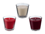 Drei Kerzen in Gläsern: eine beige, eine rote und eine dunkelrote.