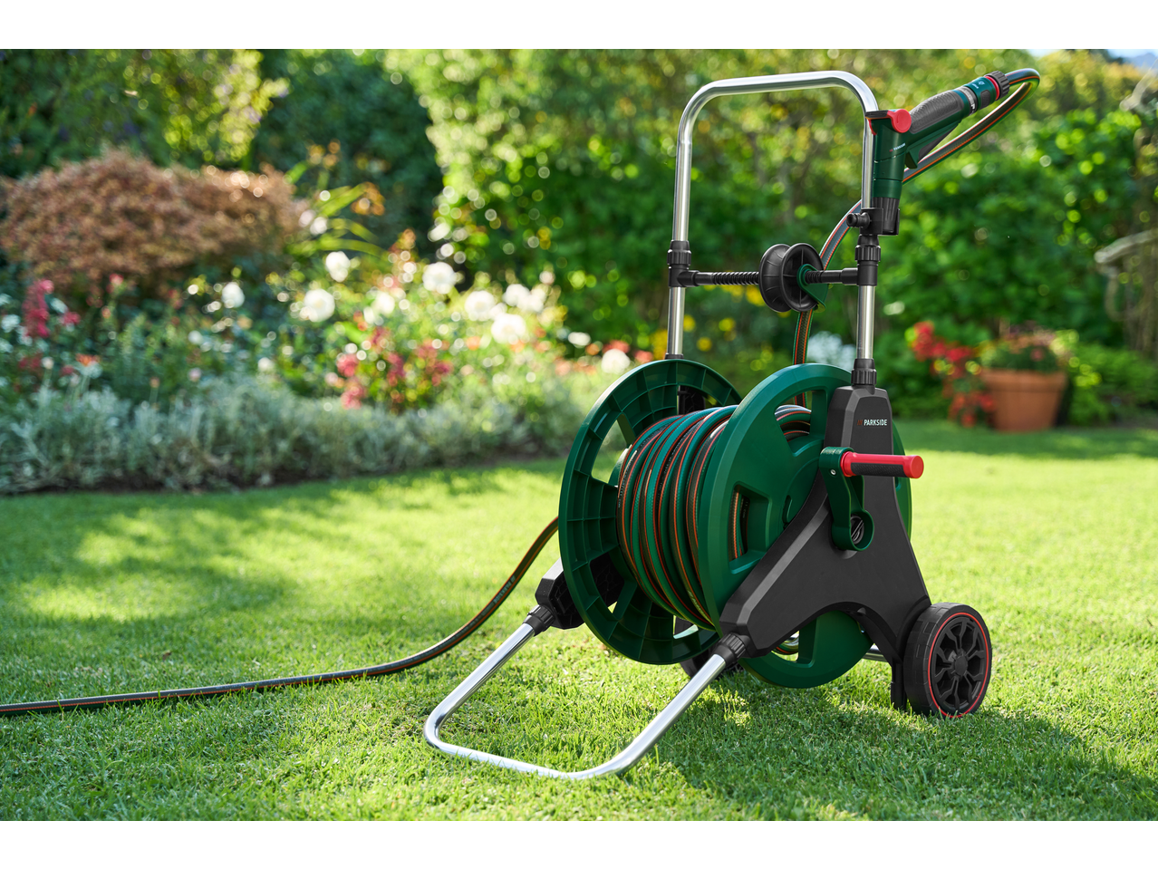 PARKSIDE kolica za crevo sa crevom i pištoljem za prskanje u sunčanom vrtu.