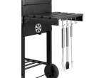 Grelhador a carvão GRILLMEISTER com utensílios de churrasco pendurados na lateral