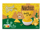 Een doos Snack Day Nachos met kaassaus, met een woestijnlandschap.