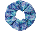 Scrunchie s tie-dye uzorkom u plavoj i ljubičastoj boji.
