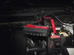 Устройство за стартиране на автомобил Ultimate Speed, свързано към акумулатор на кола.