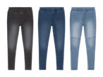 Drei Kinder-Jeanshosen in verschiedenen Farben und Waschungen.