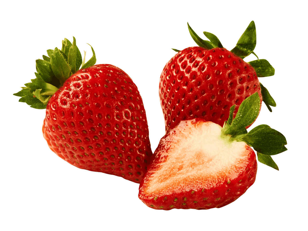 Frische rote Erdbeeren, eine ganze und eine halbierte, auf schwarzem Hintergrund.