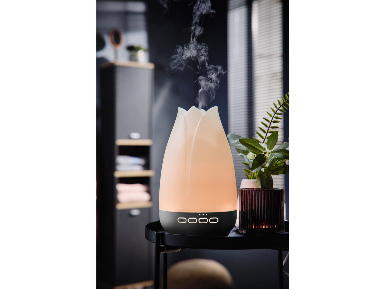 Diffusore di aromi a ultrasuoni LIVARNO con vapore e luce ambientale su un tavolo nero.
