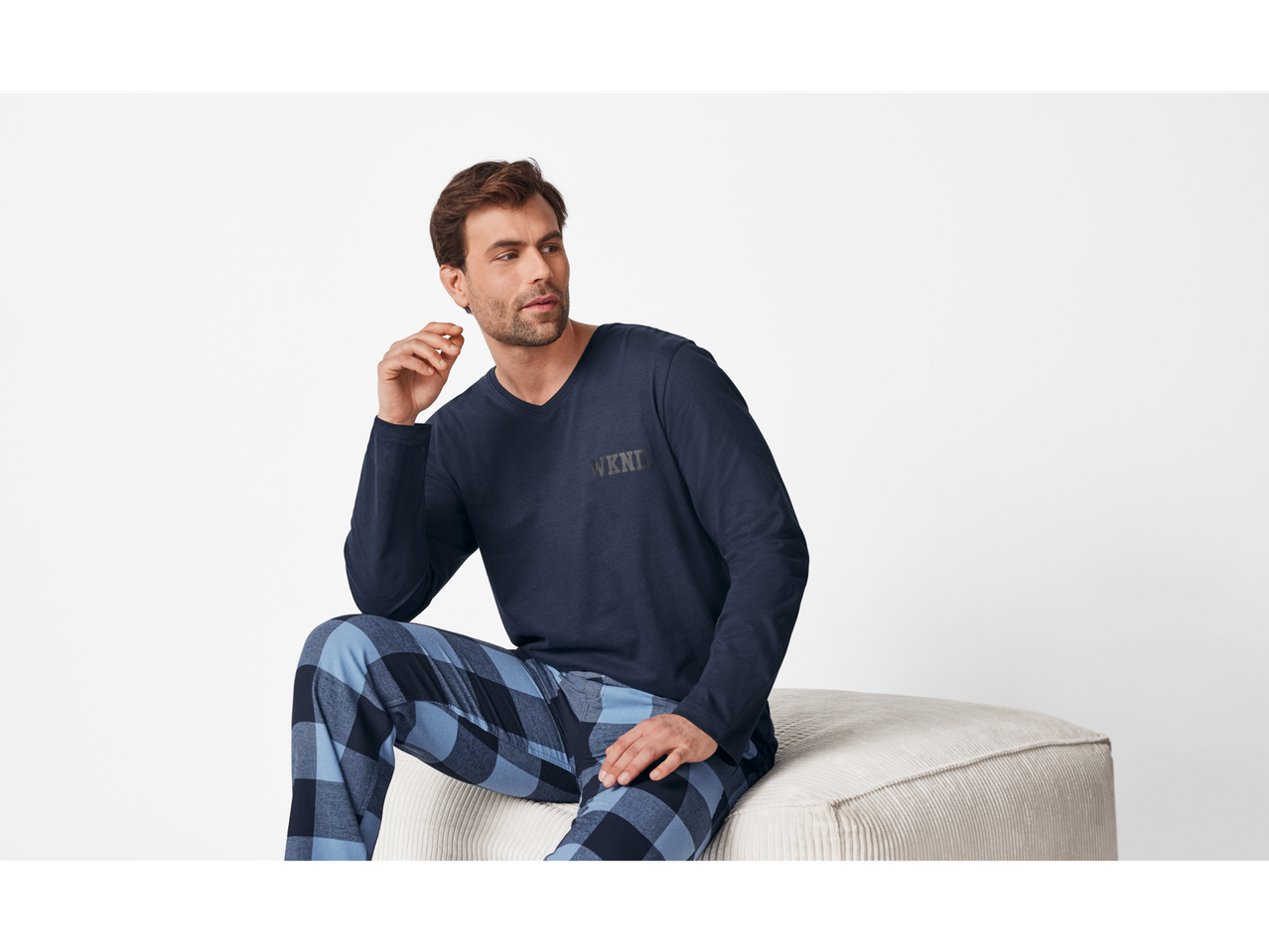 Pijama bărbătească cu pantaloni în carouri albaștri și bluză bleumarin cu mânecă lungă