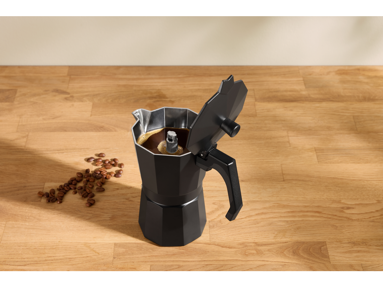 Espressor SILVERCREST cu boabe de cafea pe o suprafață de lemn