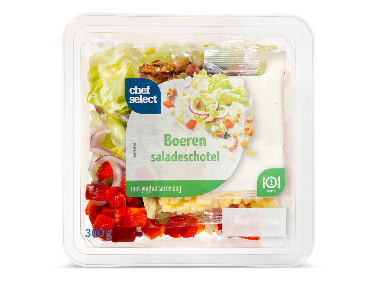 Een salade met sla, paprika, ui, kaasblokjes, walnoten en yoghurtdressing in een plastic verpakking.