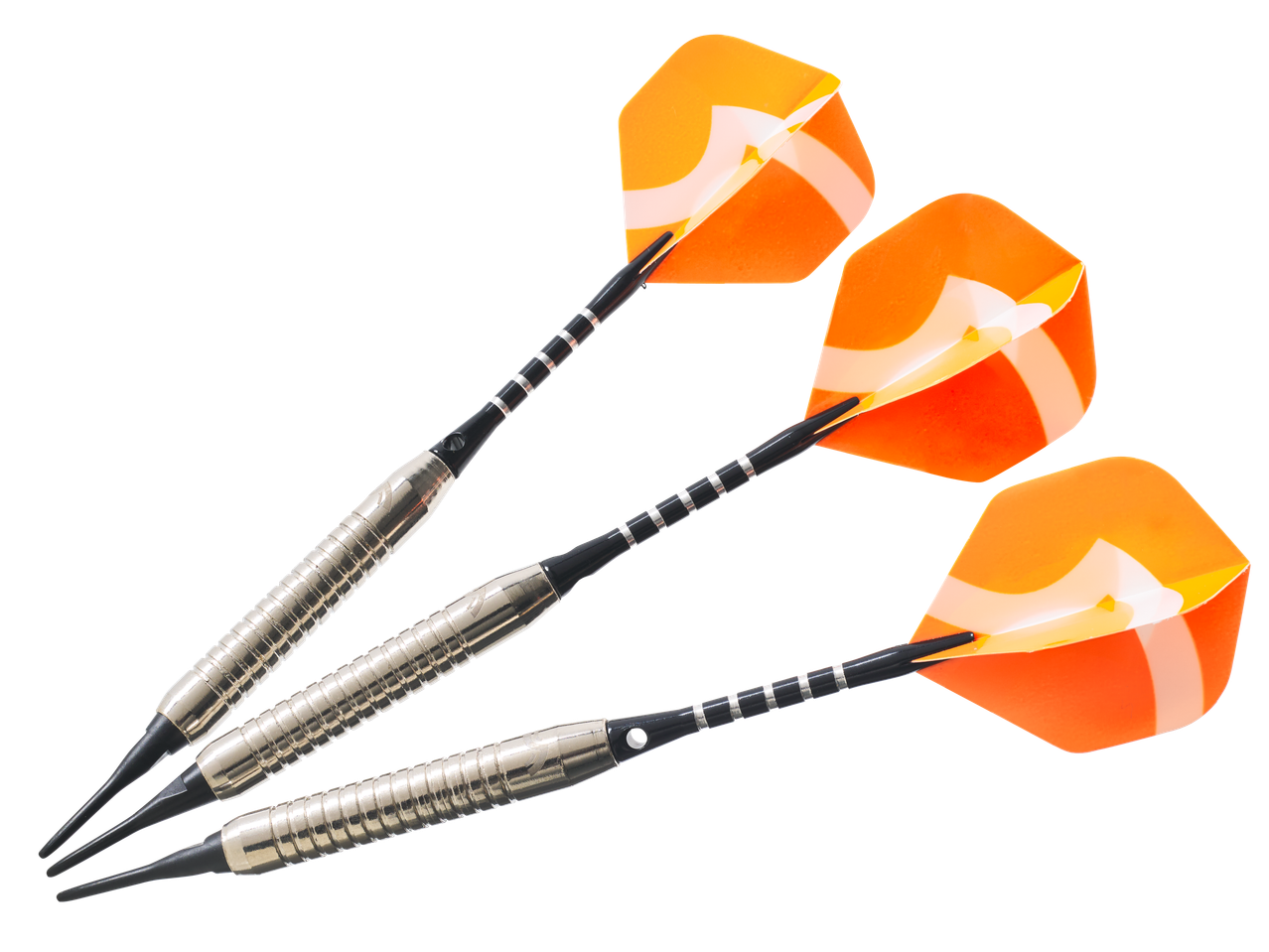 Crivit Dart-Set: Trīs šautriņas ar sudraba korpusiem un oranžām spalvām.