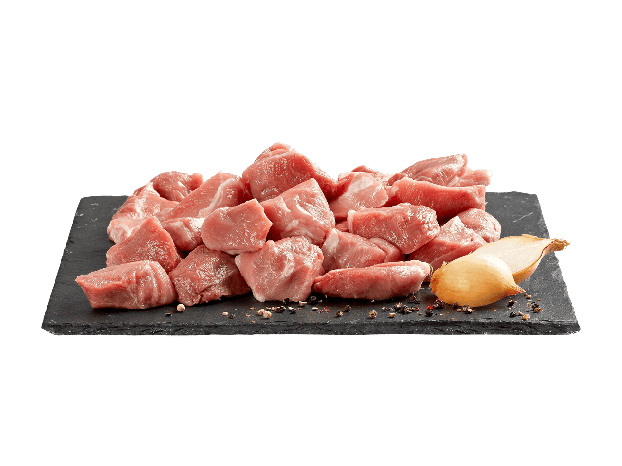 Gewürfeltes Schweinefleisch auf einem Schieferbrett mit Zwiebeln und Pfefferkörnern.