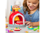 Menina brinca com conjunto de pizza PLAY-DOH, com forno e acessórios.