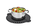 SILVERCREST Spritzschutz: Massa pesto com tomate cereja e mozzarella numa panela com escorredor.