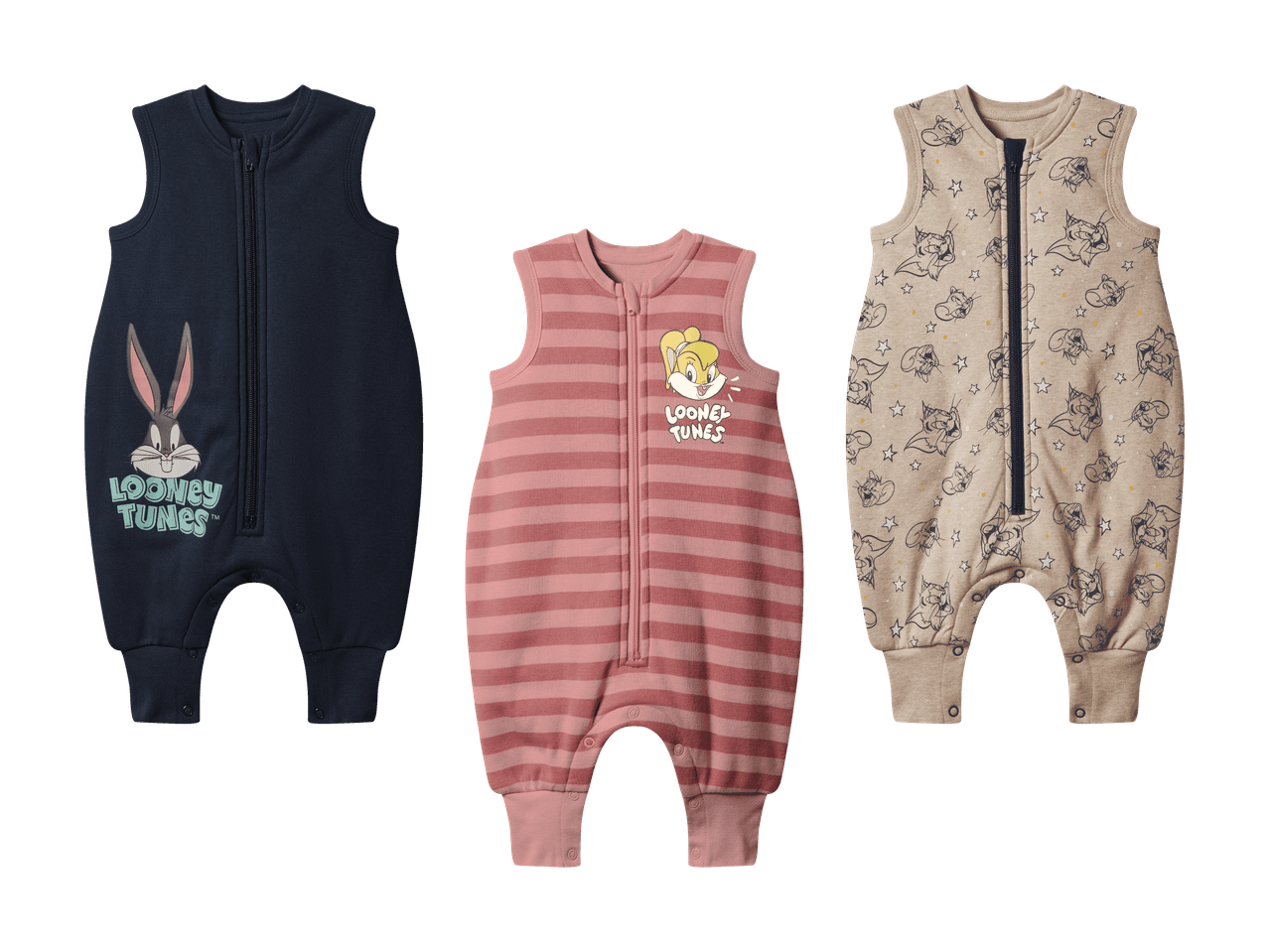 Drei Looney Tunes Baby-Schlafanzüge: blau mit Bugs Bunny, rosa gestreift mit Lola Bunny, beige mit Tom und Jerry.