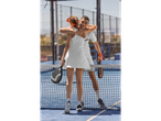 Dois jogadores de padel se abraçam após uma partida na quadra.