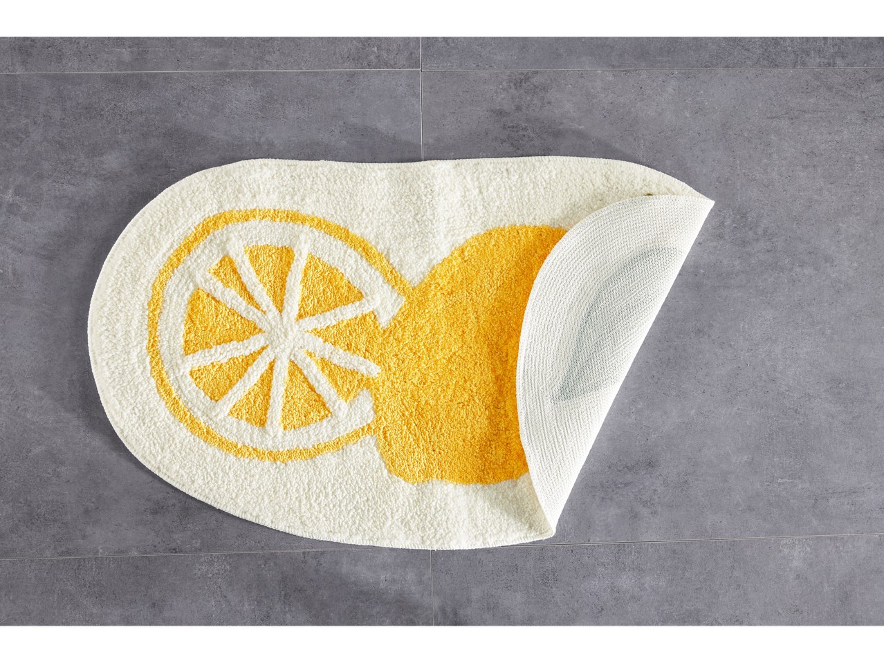 Covoraș de baie cu tematică lămâie: pufos, oval, galben și alb.