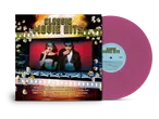 Een paarse vinylplaat met een hoes van 'Classic Movie Hits', waarop twee mensen met 3D-brillen popcorn eten in een bioscoop.