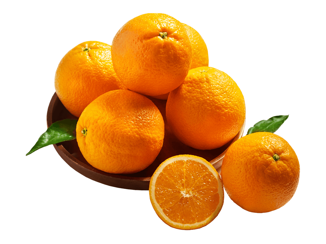 Kypsiä appelsiineja puulautasella, yksi halkaistu.