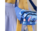Bolsa de cintura azul Stitch com padrão floral, pendurada num suporte de madeira.