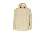 Beige Lidl-anorak med gentagne logoer i et ternet mønster.