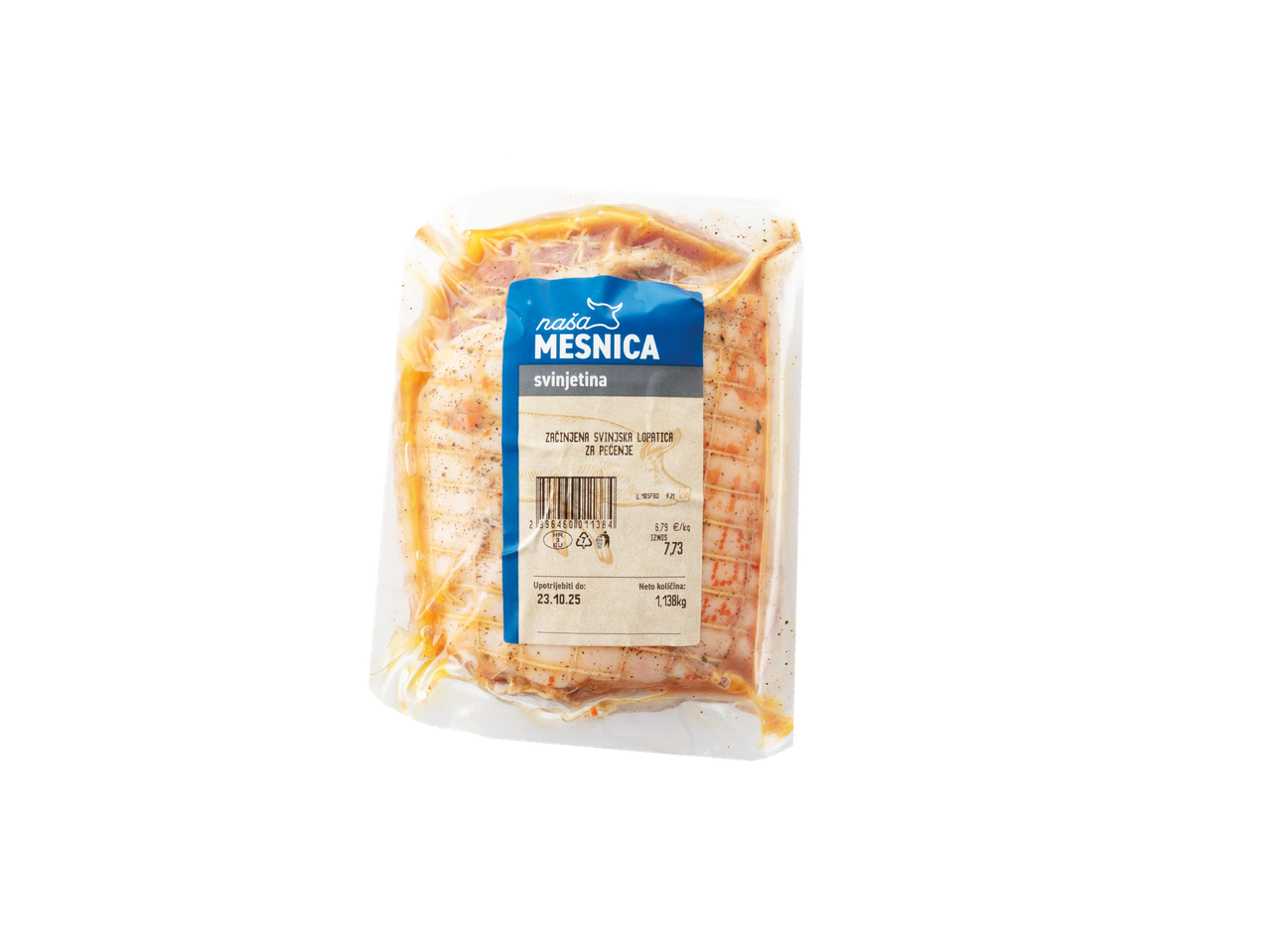 Pakirano začinjeno svinjsko meso za pečenje, s etiketom koja prikazuje cijenu i težinu.