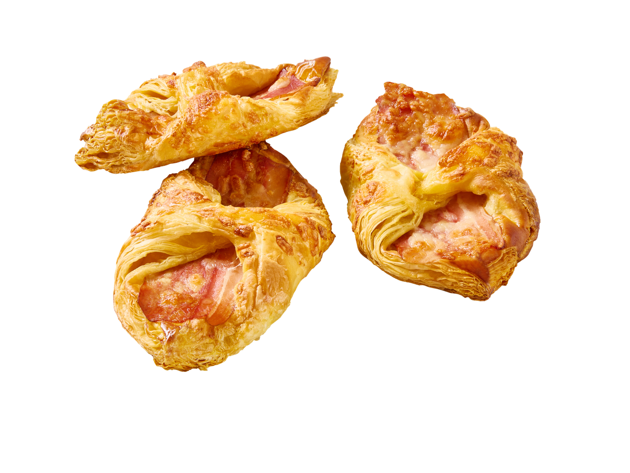 Kolm kuldset carbonara-stiilis lehttaignasuupistet peekoni ja juustuga.