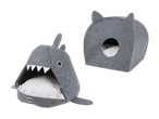 Zwei graue Katzenbetten aus Filz: eines in Form eines Hais mit offenem Maul und eines als Höhle mit Katzenohren.