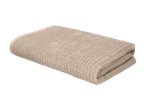 Foldet beige håndklæde med ribbet tekstur.