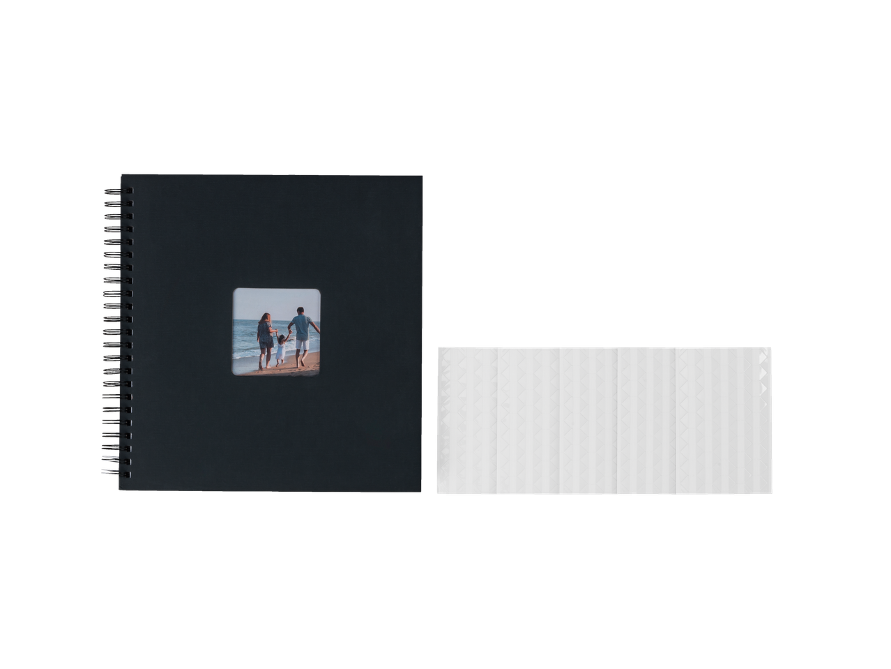 Álbum de fotos Crelando com capa preta e uma fotografia de família, ao lado de uma pilha de papéis brancos.